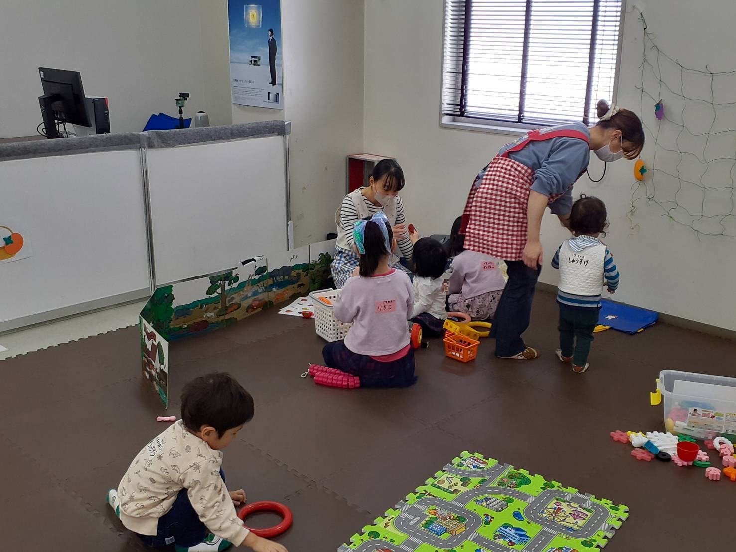 子どもたちが遊ぶ様子