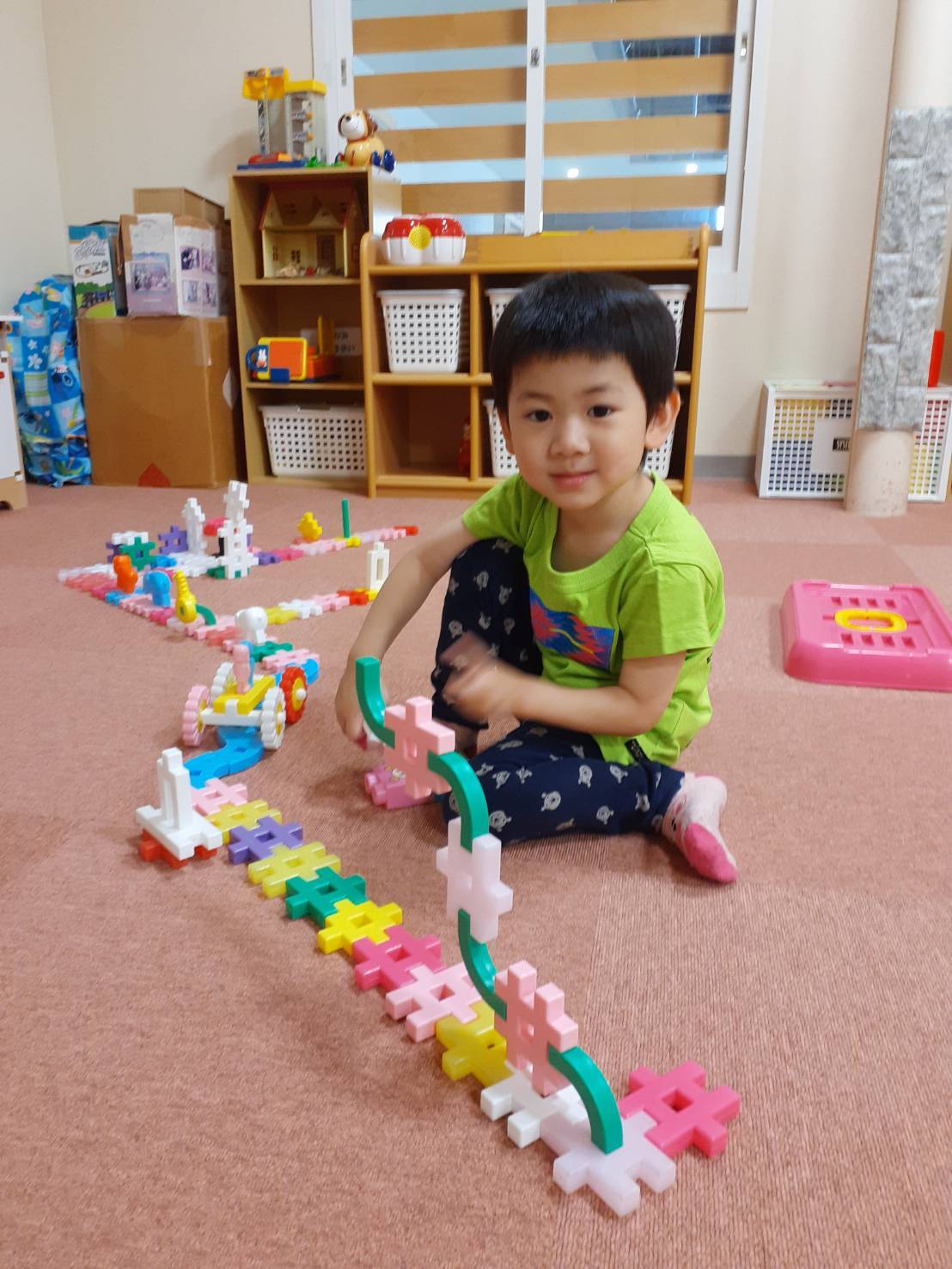 ブロックで遊ぶ子ども