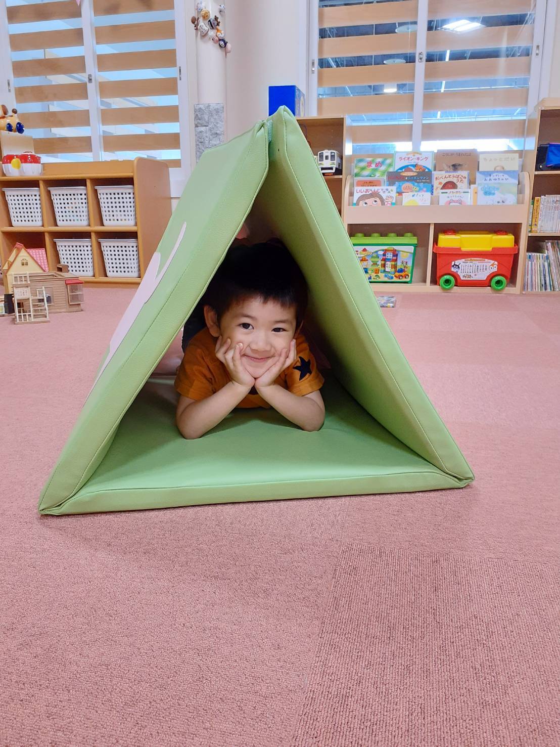 テント遊具で遊ぶ子ども