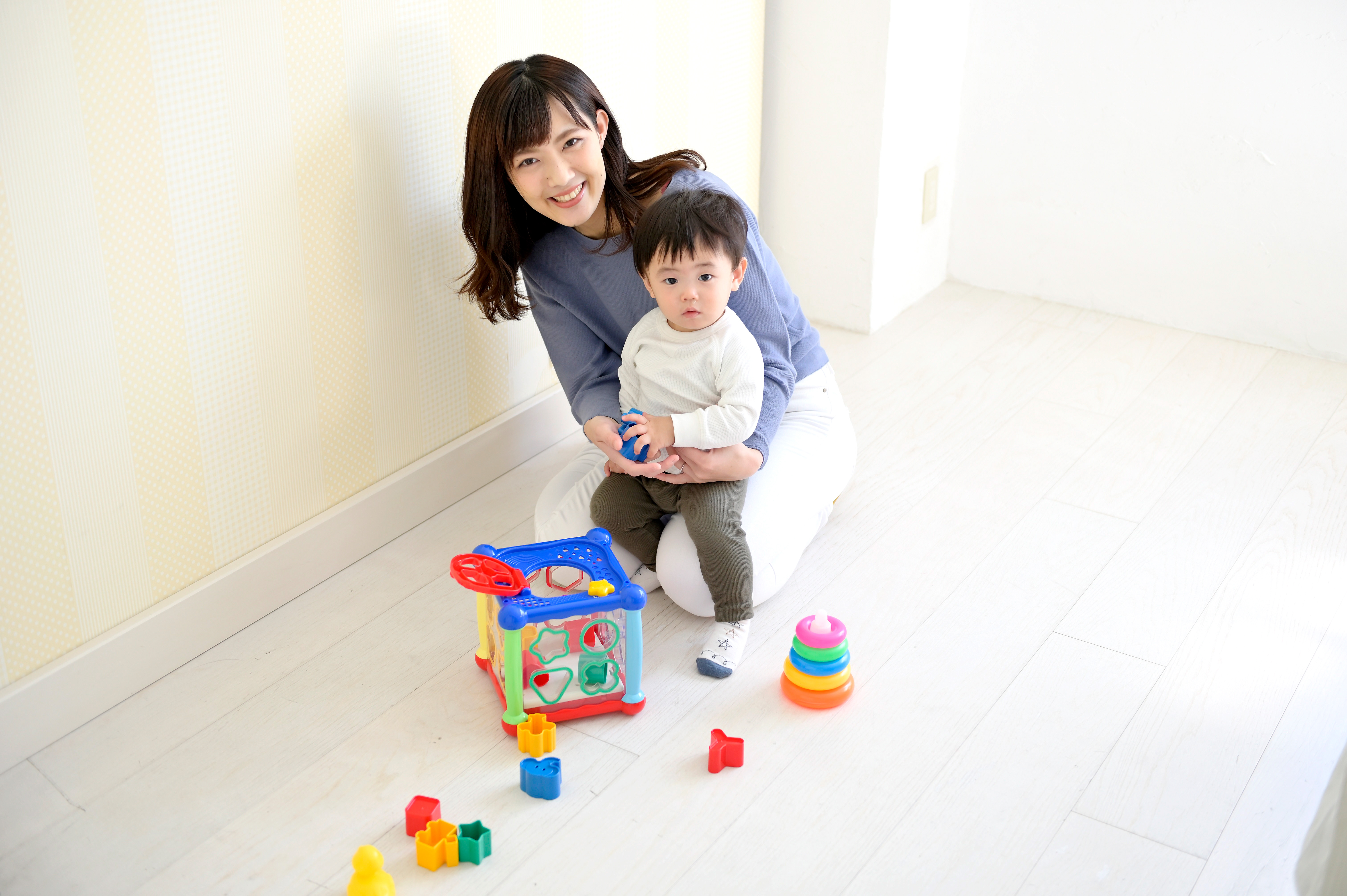 赤ちゃんを抱っこするお母さん