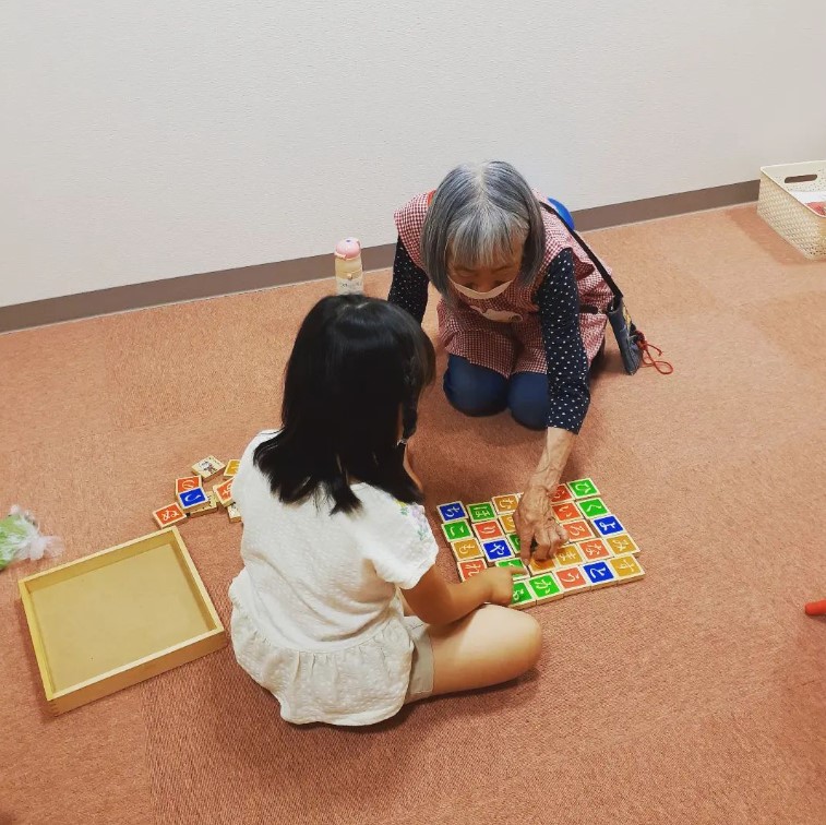 積み木遊びをする提供会員と子ども